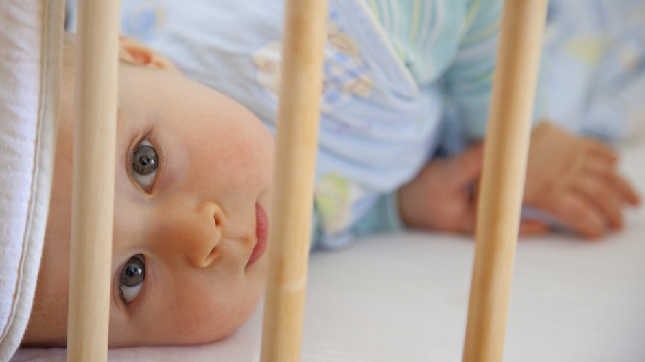 Bábätko v postieľke/ilustračná fotografia