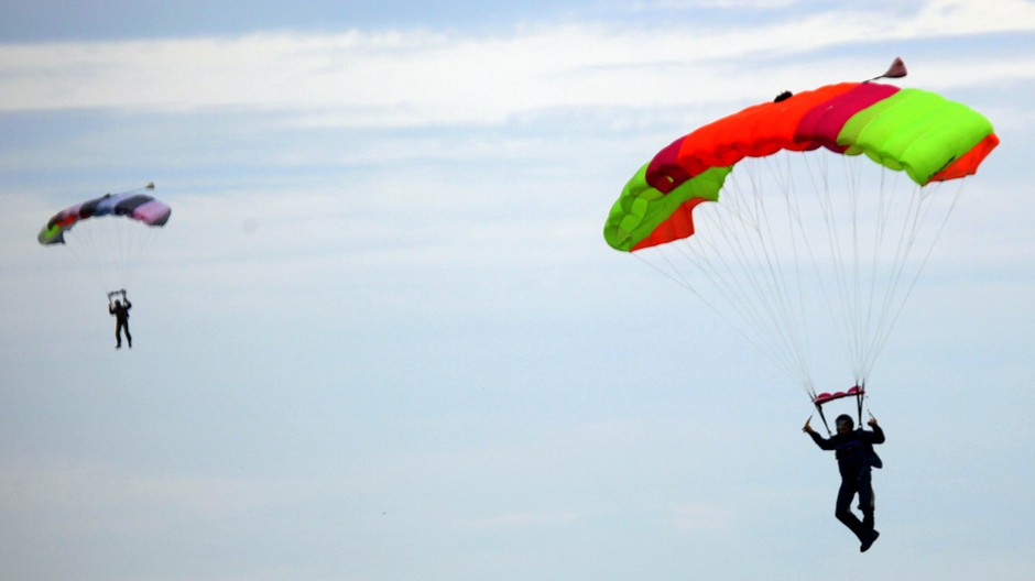 Parašutista pád vo vzduchu