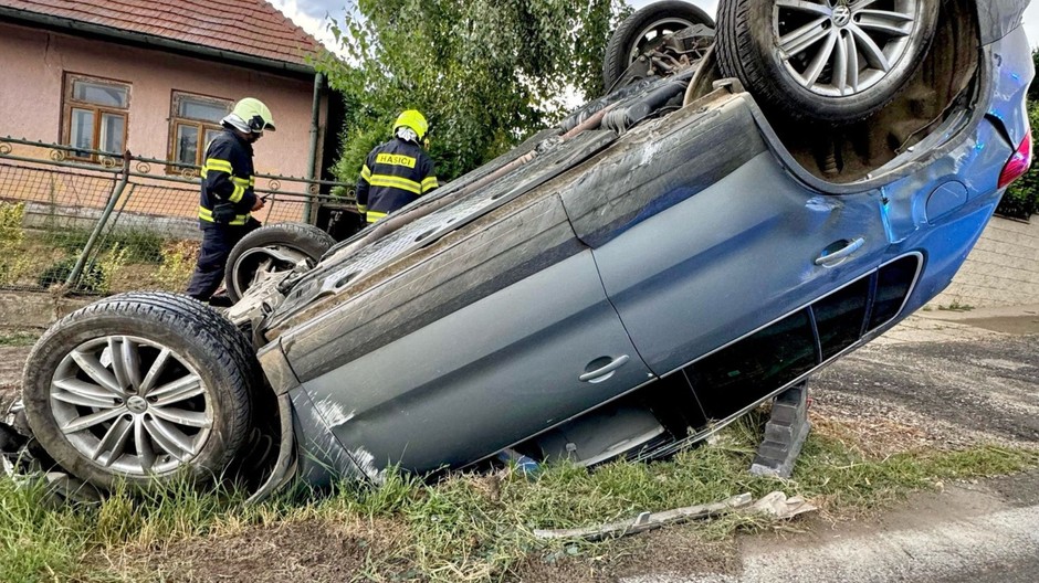 prevrátil sa na strechu