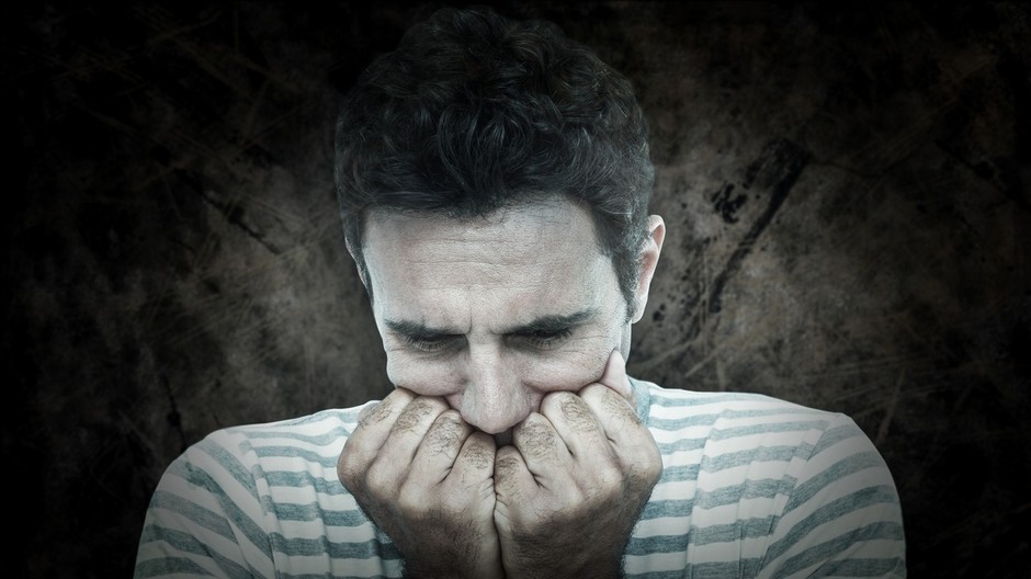 Muž s rukami pred tvárou.jpg