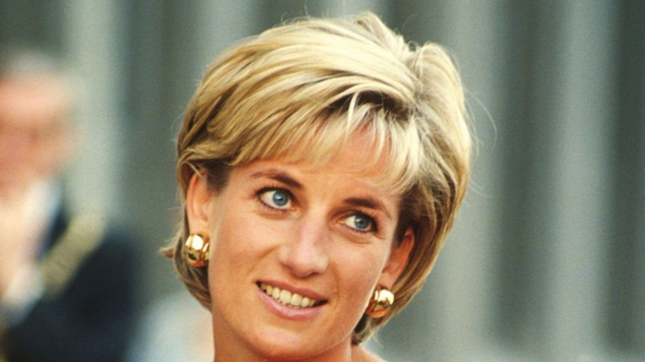 Princezná Diana je známa svojim štýlom a ženskosťou. Princezná z Walesu bola 31. augusta 1997 zabitá v smrteľnej autonehode v tuneli Pont de L'alma v Paríži. Jej pohreb bol jedným z najsledovanejších pohrebov všetkých čias a jej smrť zlomila srdce mnohým 