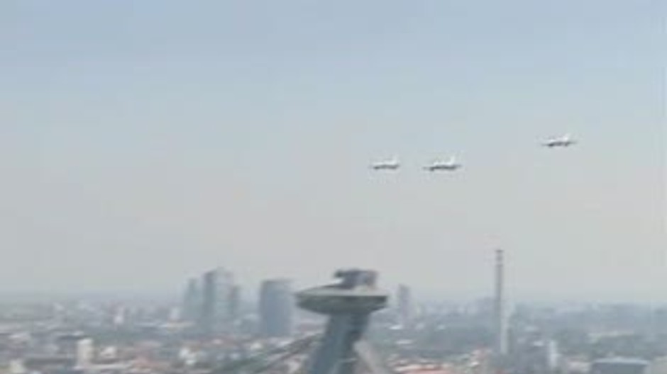 Stíhačky nad Bratislavou