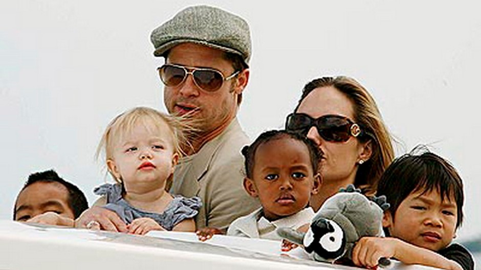 angelina jolie a brad pitt s detmi na palube lode