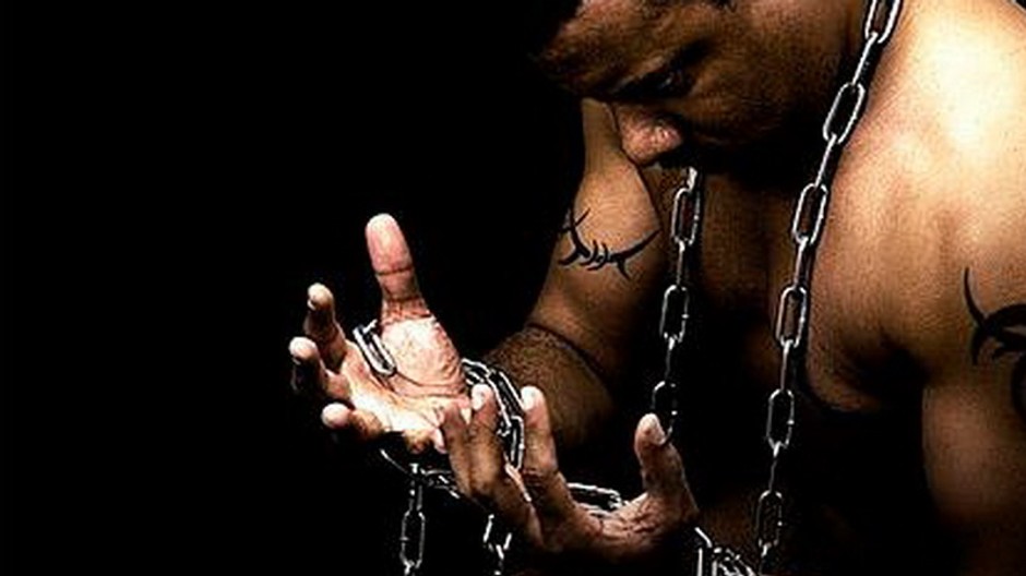 muz v retaziach, pozadie cierne, otrok