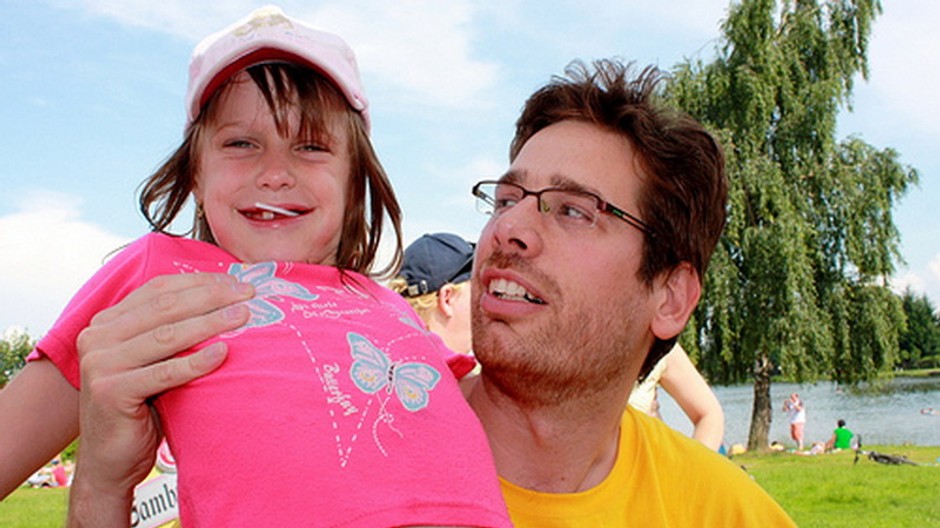 Muž má na rukách dievča, dieťa