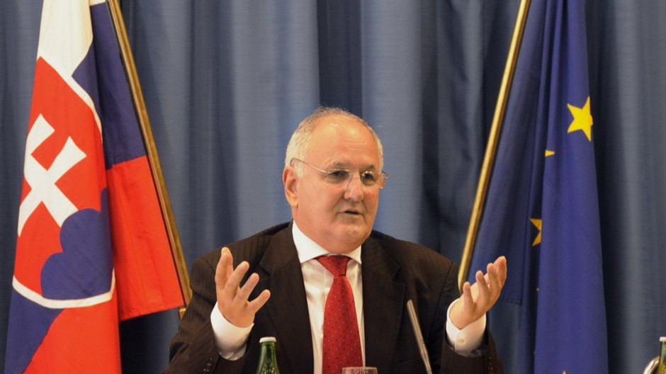 caplovic rozhadzuje rukami