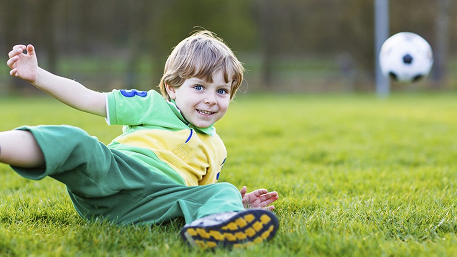 Chlapček na trávniku