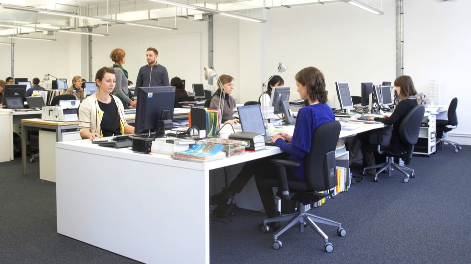 kancelária openspace ľudia počítače stoly