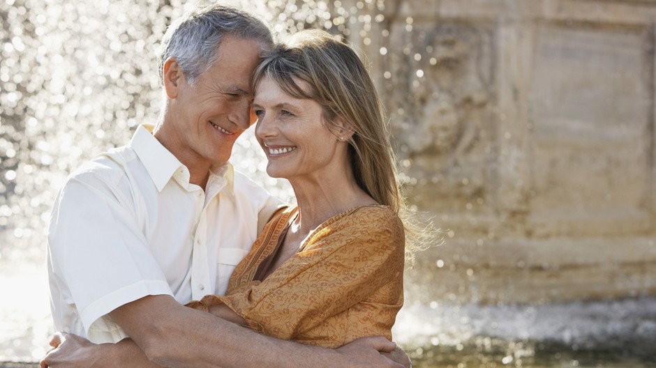 muž a žena za nimi fontána