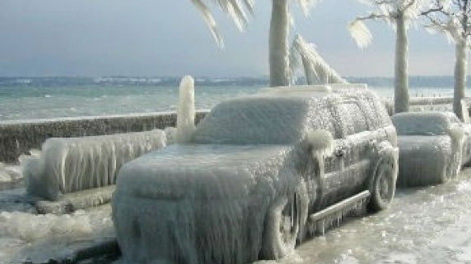 poladovica ladom posiata cesta auto stromy