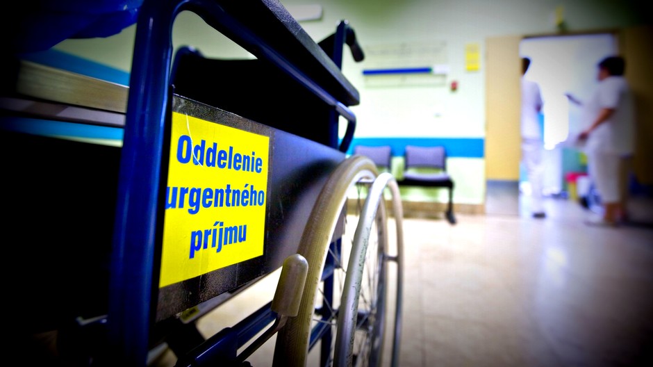 pohotovost nemocnica lekar sestricka vozik