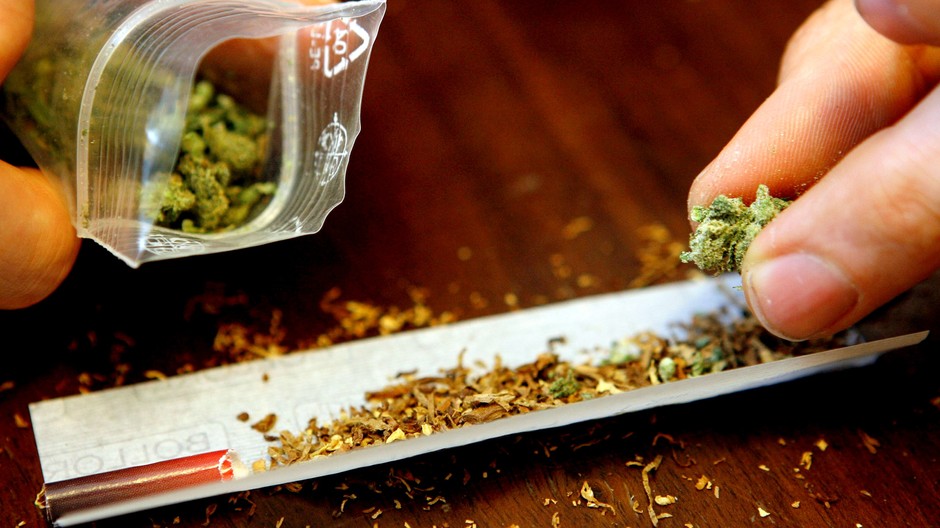 marihuana cigarety ruky