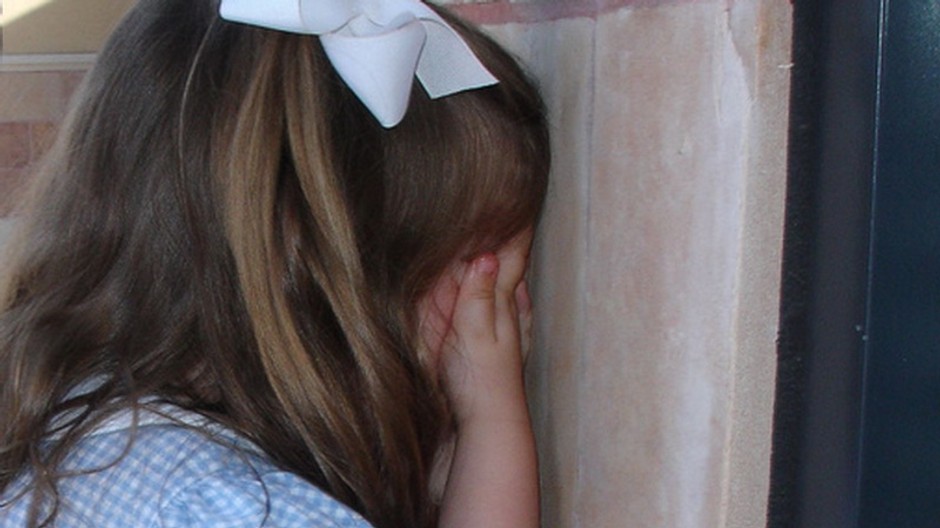 pedofil dievcatko s maslou zakryva si tvar dlanami