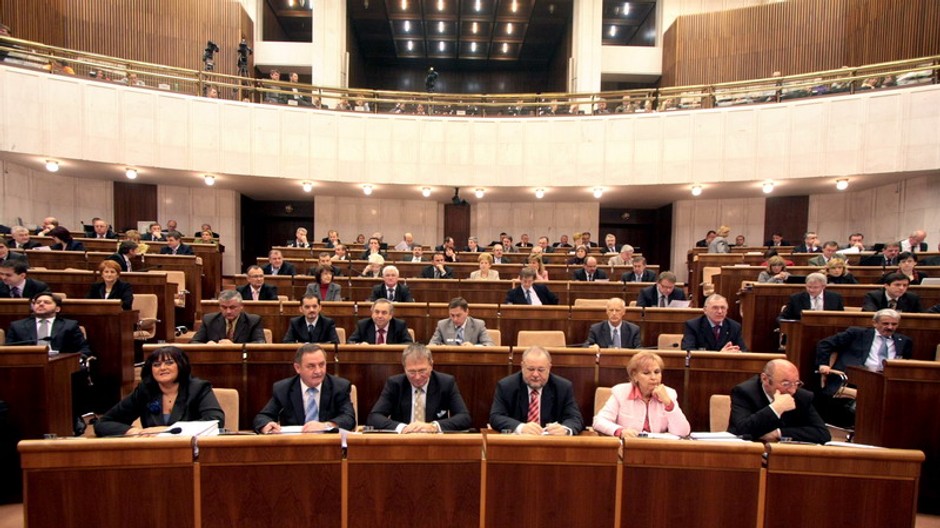 Poslanci počas hlasovania v NRSR