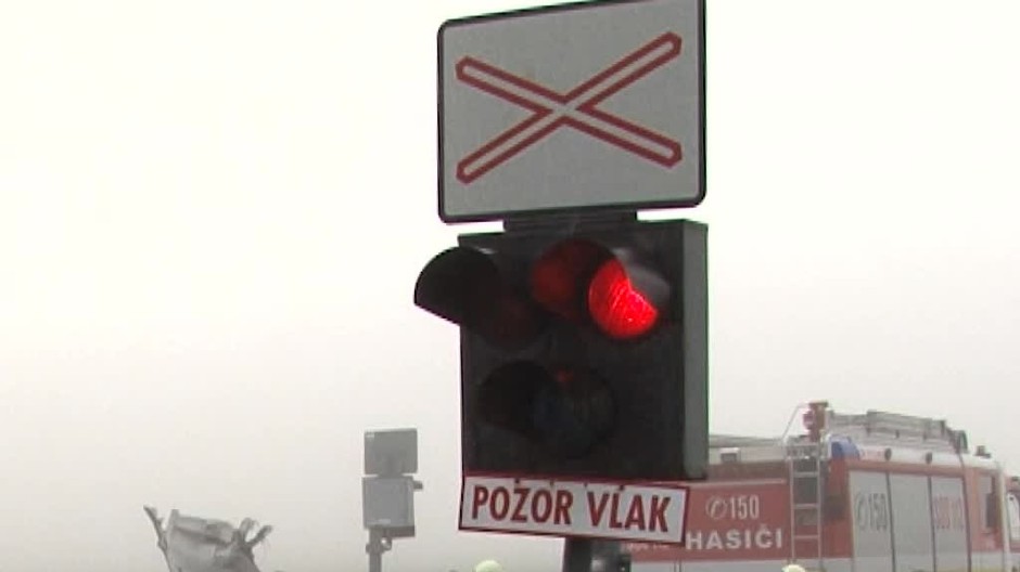 Tragickú zrážku vlaku a auta neprežili dvaja ľudia40