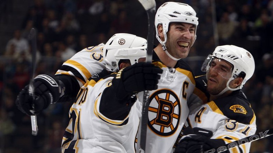 Chára po góle so spoluhráčmi