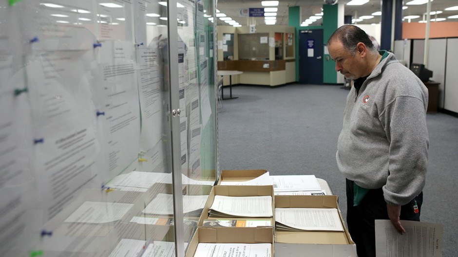 Američan si hľadá prácu, prezerá si prehľad punúk