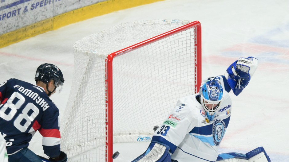 Daniil Fominych (Slovan) a Libor Kašík (Nitra) bojujú o puk v zápase 5. kola hokejovej Tipos extraligy