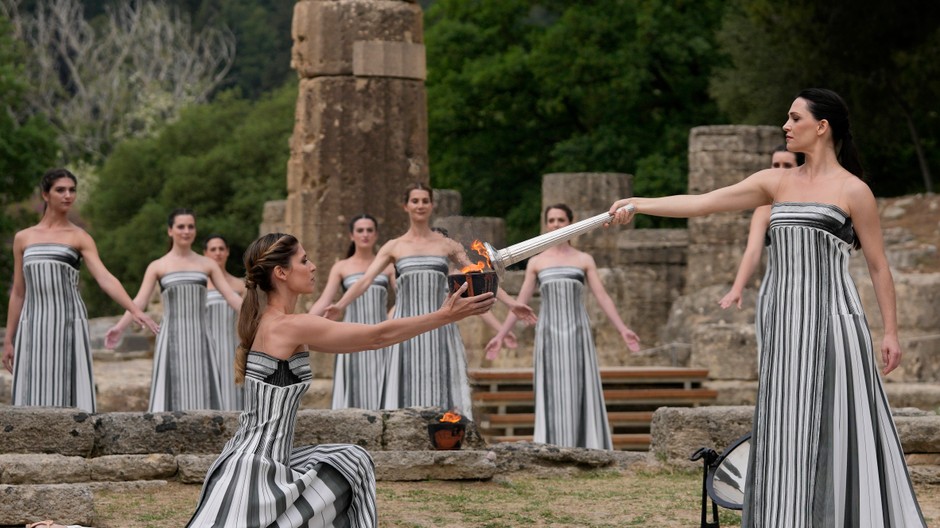 V Olympii slávnostne zapálili olympijský oheň (5)