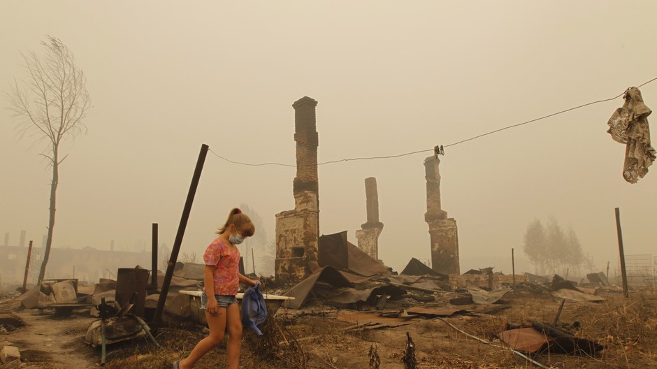 fotoreportáž Rusko požiare: dieťa pred vyhoreným domom