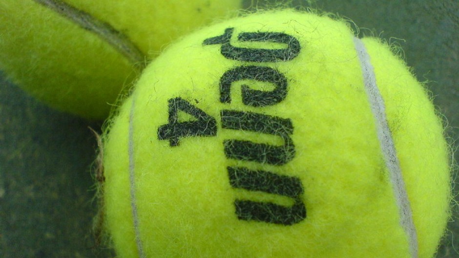 tenisová loptička detail