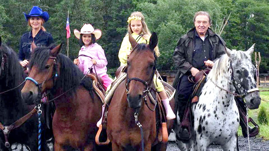 Karel Gott s rodinou na ko\noch