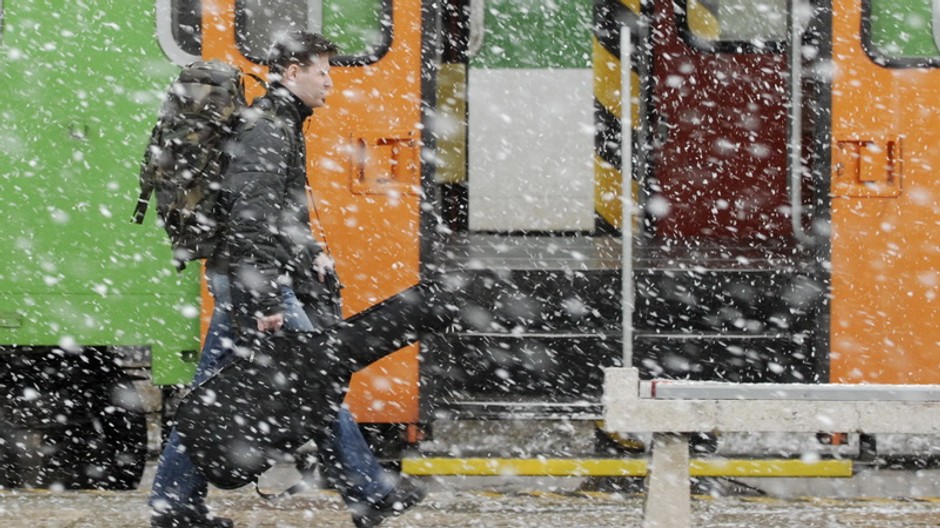 Vianoce cestovanie železničná stanica študent ide