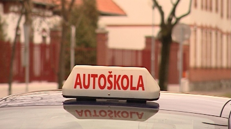 autoskola logo na aute