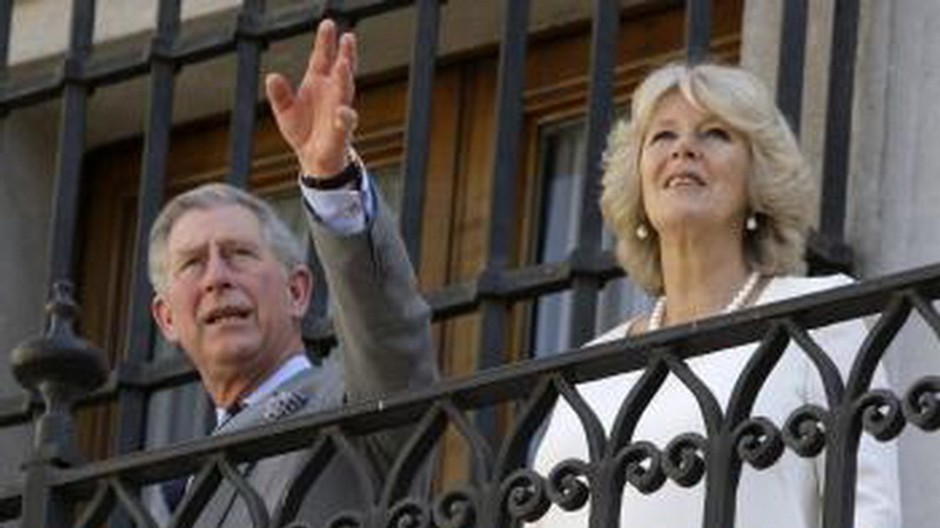 Princ Charles máva, vojvodkyňa Camilla, na balkóne