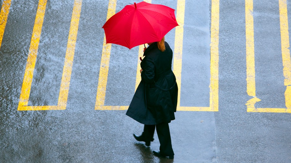 žena s červeným dáždnikom