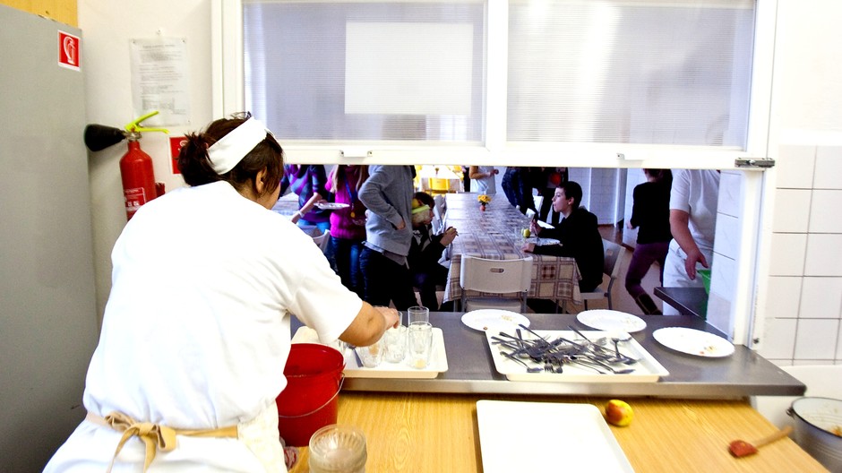 školská jedáleň kuchárka okienko/ilustračné foto