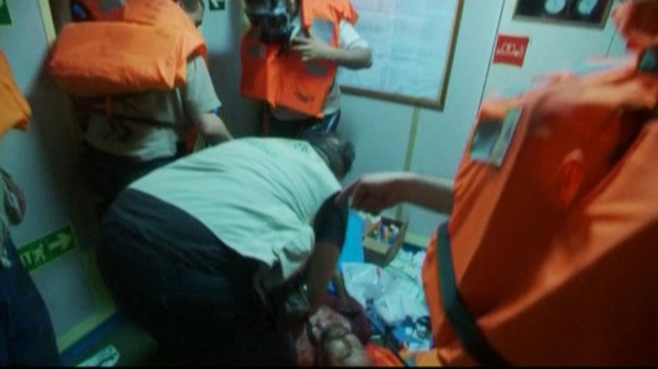 ludia v zachrannych vestach na palube lode, zraneny, humanitarna flotila