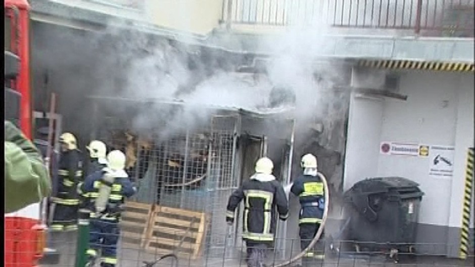 dym z požiaru a hasiči