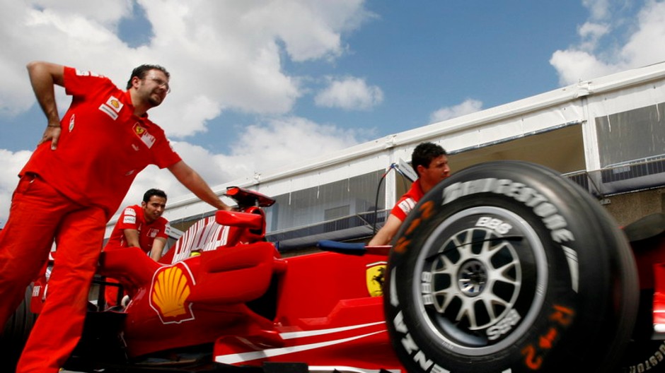 Formula z tímu Ferrari, ľudia pri nej