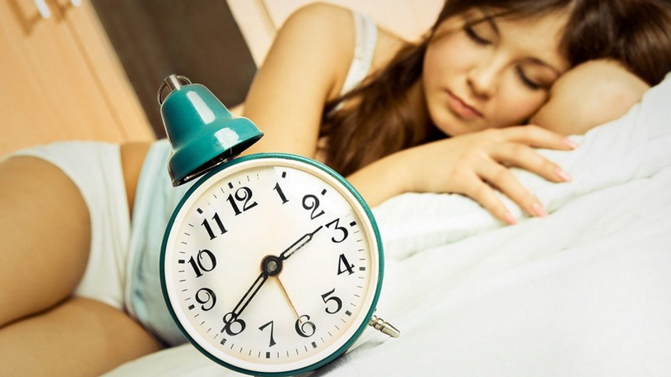 Žena spí, na hodinách tri ráno