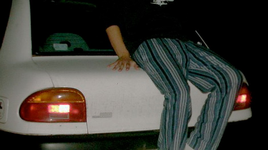 muz sedi na kapote nohy tma