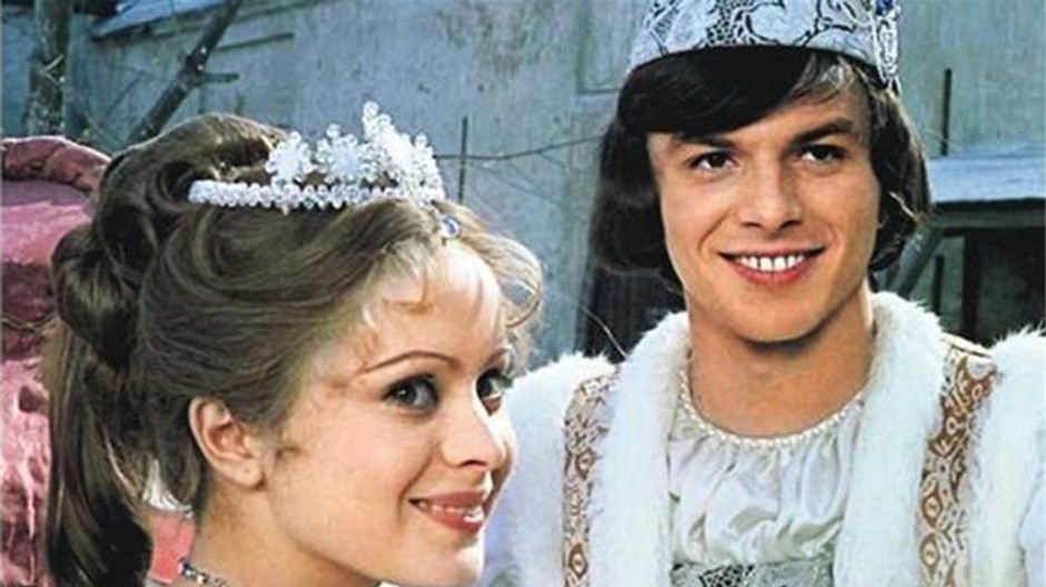 Ako princ vo filme Tri oriešky pre Popolušku.