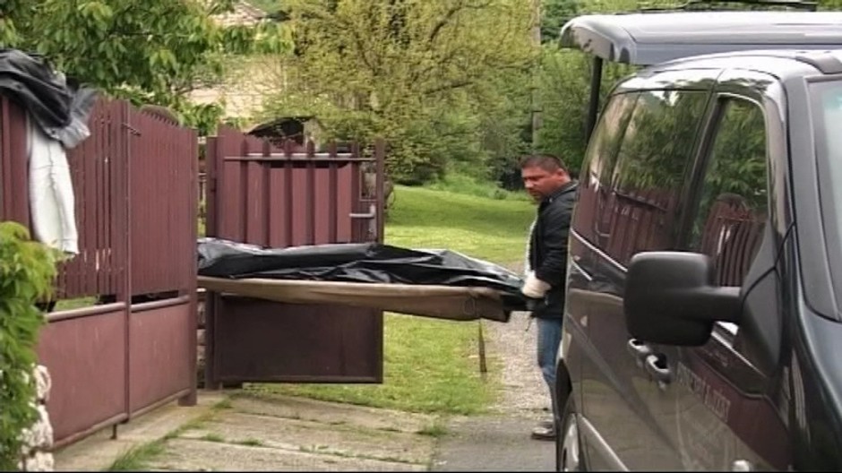 vrazda matky-auto, muzi nesu nosidla s mrtvolou v igelite