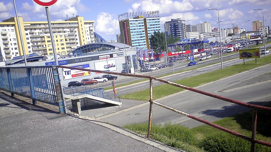 Petržalka Panónska cesta porušené zábradlie 3