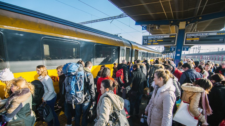 Vlak cestujúci nástupište