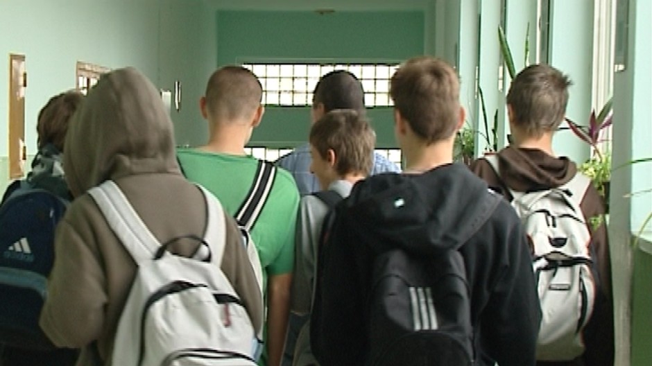 ziaci vaky zozadu na chodbe