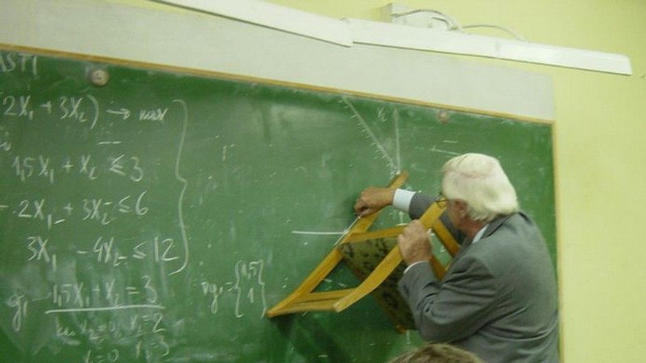 ucitel pred tabulou stolicka pravitko