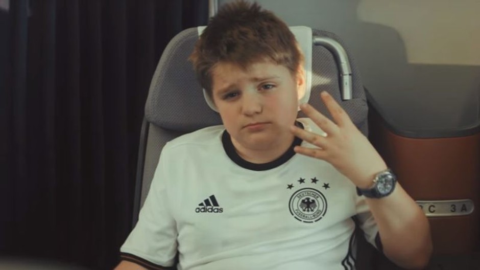 nemecky chlapec v lietadle