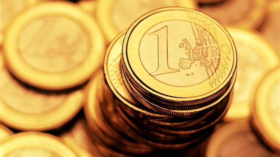 Peniaze euro mince 1-eurovky na sebe veľa