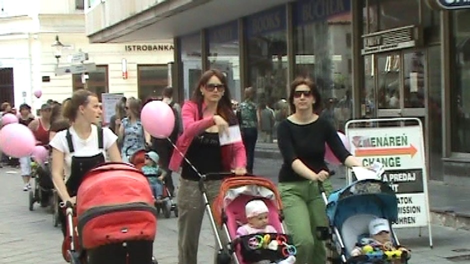 tri mamičky s kočiarom