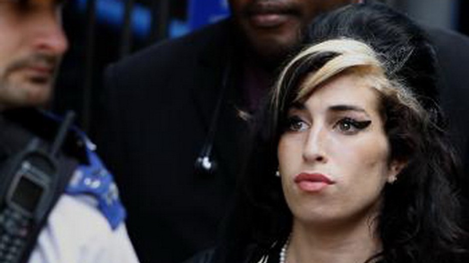 Amy Winehouse, tvár, zamyslená, pochybujúca