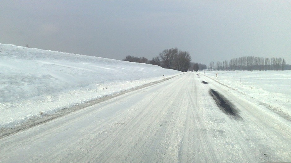 zasnežená cesta