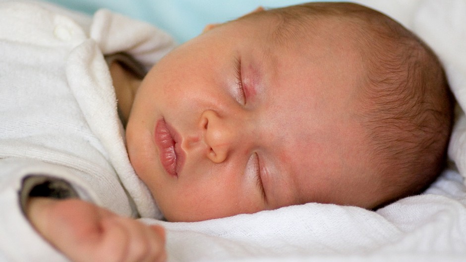 novorodenec spi ilustracne foto