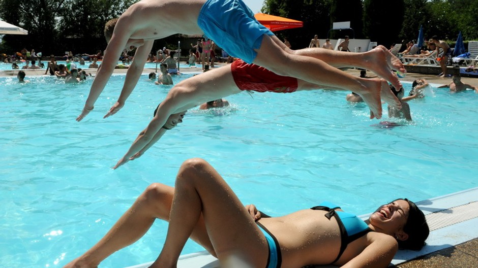 Kúpalisko bazén dievča a skáču chlapci