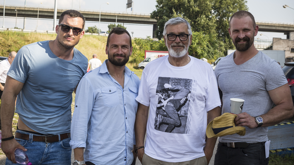 za sklom - senčák s hercami